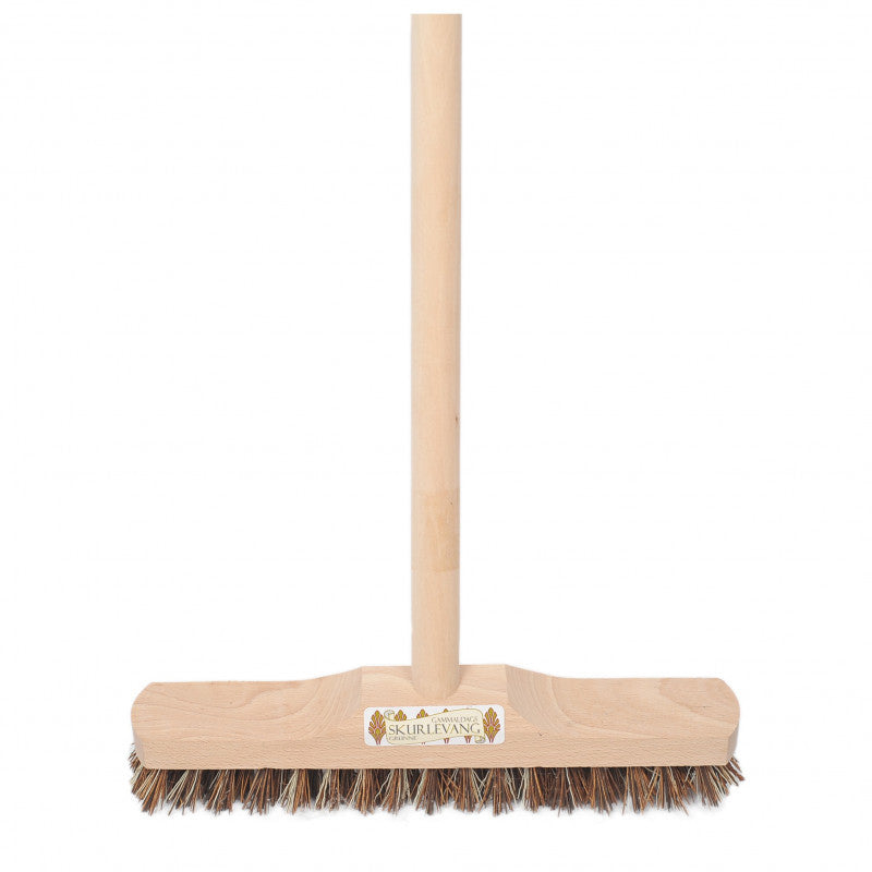 Skurlevang 30 cm i bok med träskaft 150 cm, hård borst
